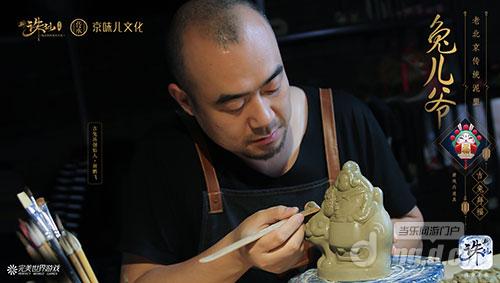 图2 “兔儿爷”制作手艺人胡鹏飞.jpg 图2 “兔儿爷”制作手艺人胡鹏飞.jpg